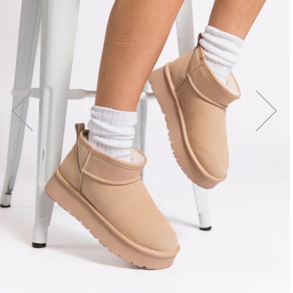 NIB Pink Lily Georgia Light Beige Platform Mini Boot Size 7